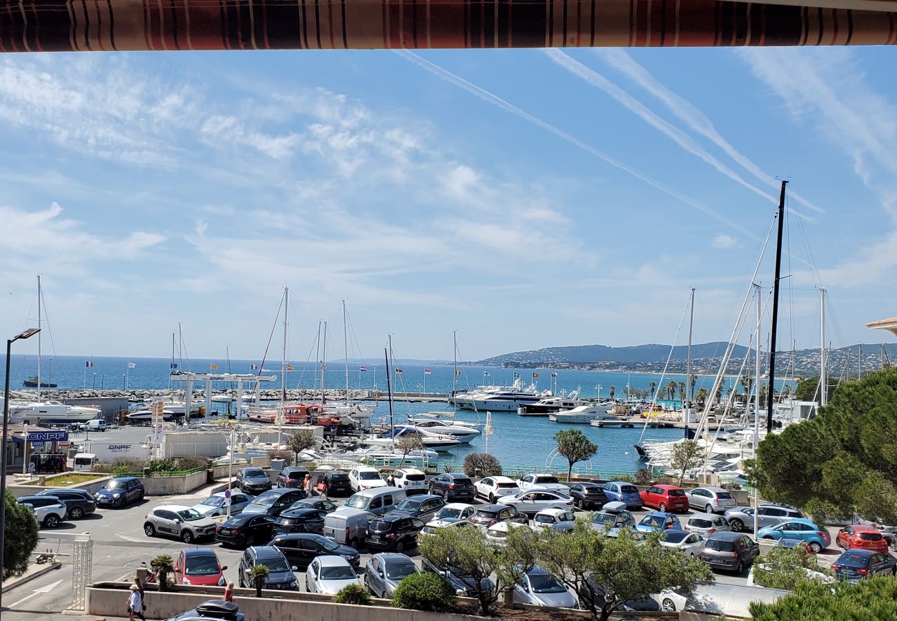 Appartement à Fréjus - LE CAPITOLE, Vue mer, Studio cabine 27m2 les pieds dans l'eau, 2 adultes, 2 enfants, clim et garage