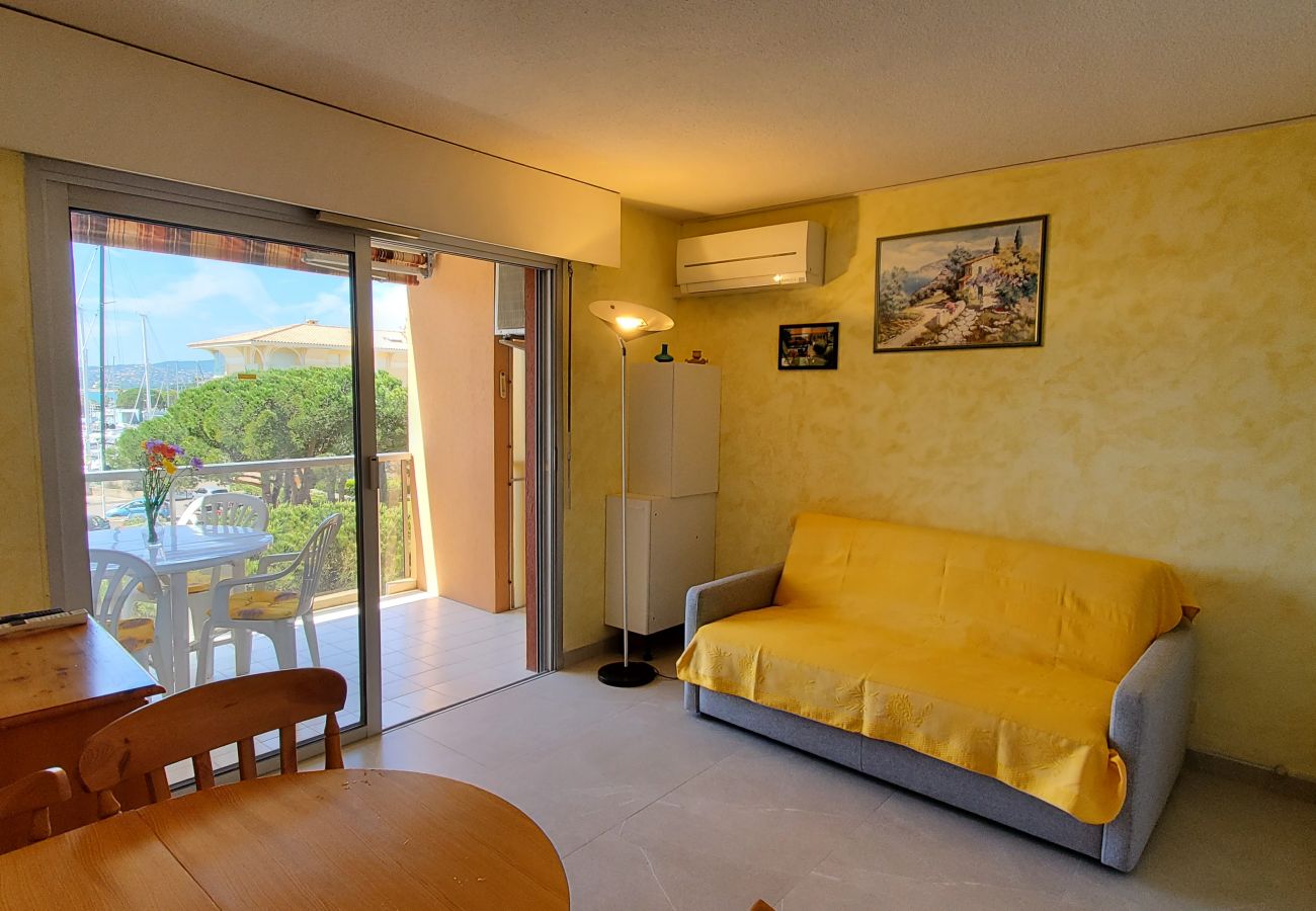 Appartement à Fréjus - LE CAPITOLE, Vue mer, Studio cabine 27m2 les pieds dans l'eau, 2 adultes, 2 enfants, clim et garage