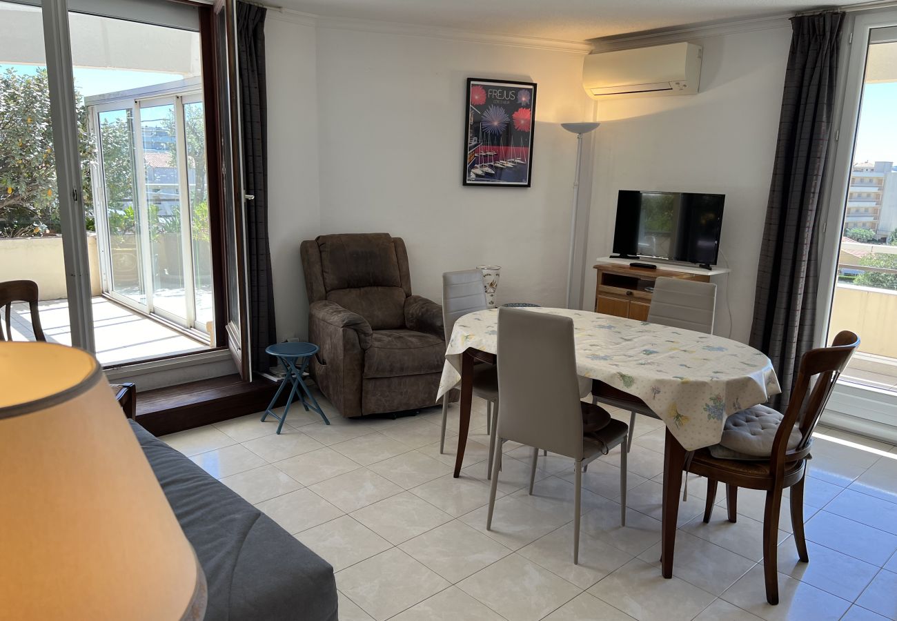 Appartement à Fréjus - LA MIOUGRANO, T3, 4-6 pers, 70m2,  grande terrasse sans vis à vis, clim, garage, piscine