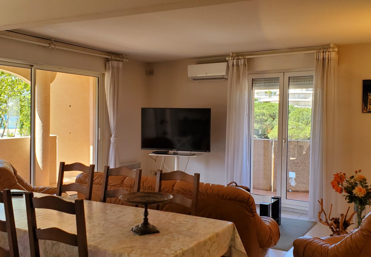 Appartement à Fréjus - Fréjus-Plage, 110m2, 3 chambres, 6 personnes, face mer, clim et garage double