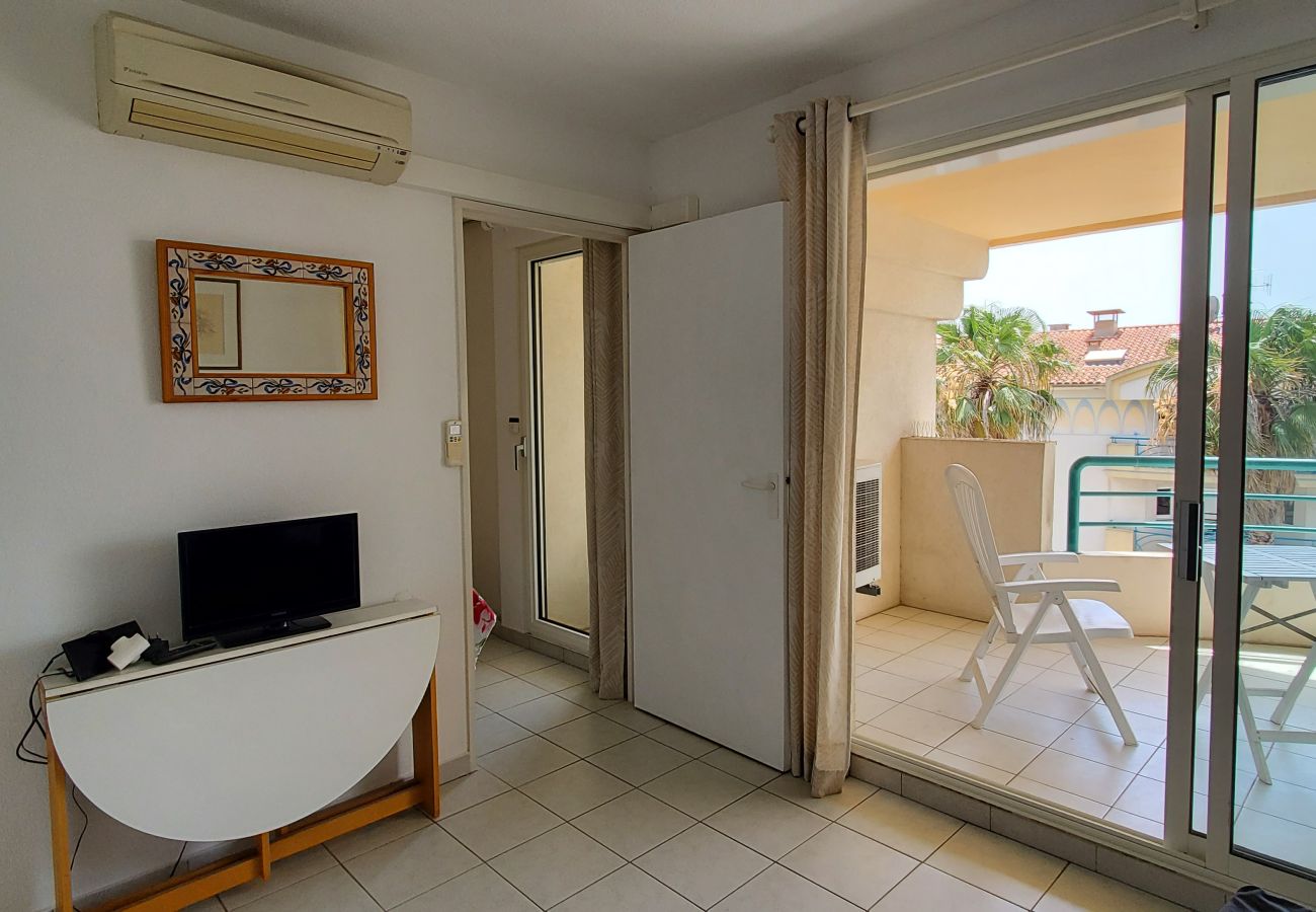 Appartement à Fréjus - Port-Fréjus, Le Cesarée, 100m des plages, T2, 30m2, 4 personnes, clim, piscine, parking privé