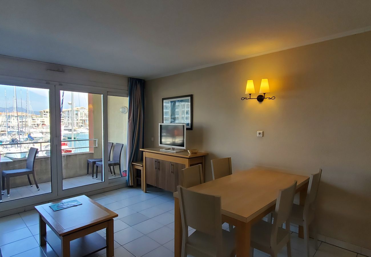 Appartement à Fréjus - CAP HERMES, Superbe vue port, 2/3 pièces, capacité 5/6 personnes, climatise, parking privatif, piscine et accès plages