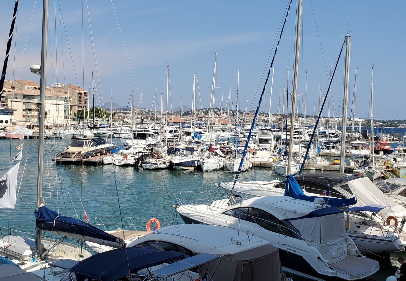 Appartement à Fréjus - CAP HERMES, Superbe vue port, 2/3 pièces, capacité 5/6 personnes, climatise, parking privatif, piscine et accès plages