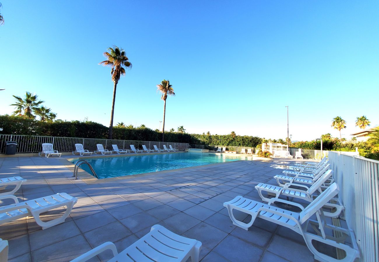 Appartement à Fréjus - CAP HERMES, Superbe vue port, 2/3 pièces, capacité 5/6 personnes, climatise, parking privatif, piscine et accès plages