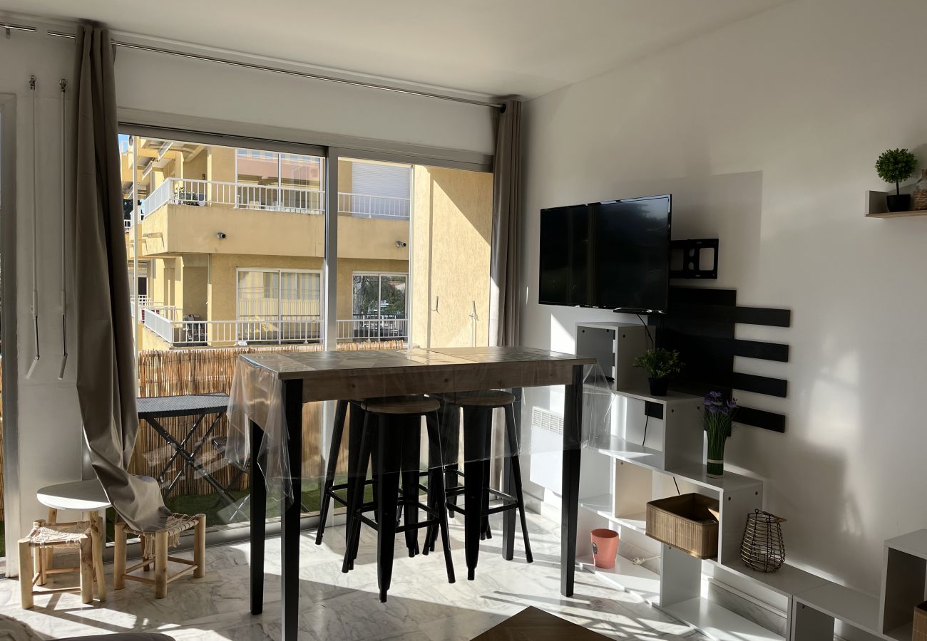 Studio à Fréjus - Fréjus Plage, studio 30m2, 4 personnes, climatisé, wifi haut débit, parking privatif, balcon