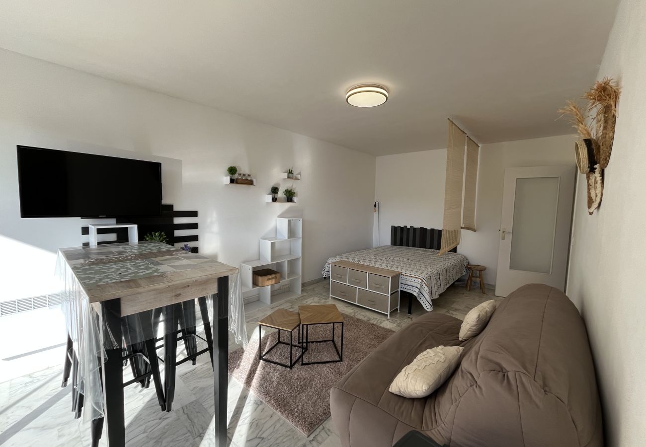 Studio à Fréjus - Fréjus Plage, studio 30m2, 4 personnes, climatisé, wifi haut débit, parking privatif, balcon